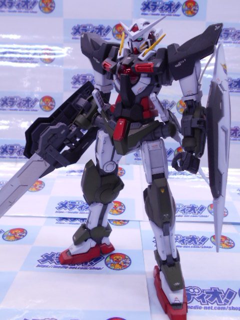 MG 1/100 いじらしい ガンダムエクシア 塗装完成品